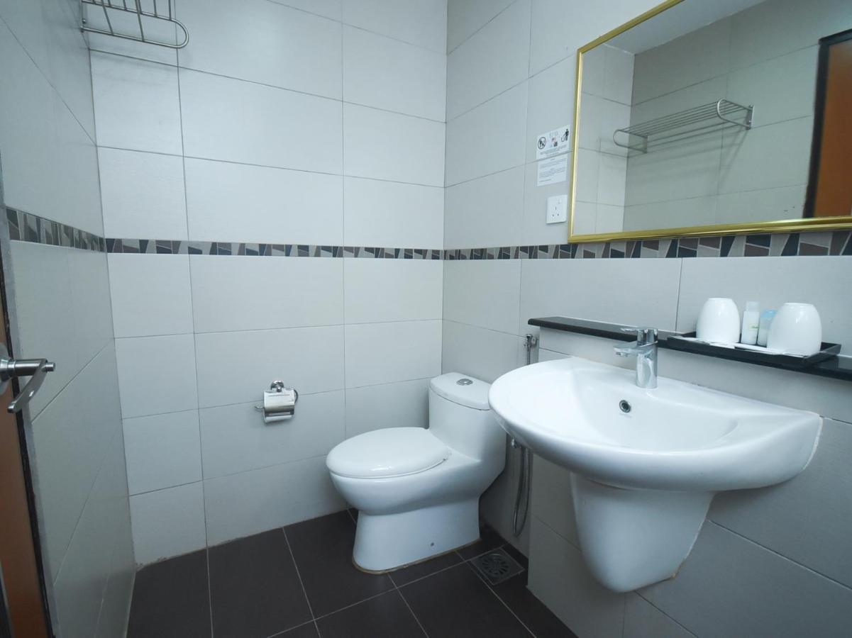 Super Oyo 985 Hotel Nur Мірі Екстер'єр фото