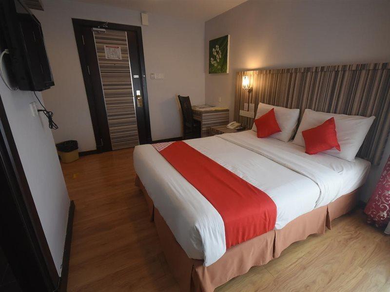 Super Oyo 985 Hotel Nur Мірі Екстер'єр фото