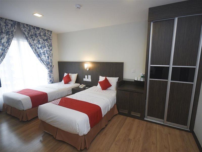 Super Oyo 985 Hotel Nur Мірі Екстер'єр фото