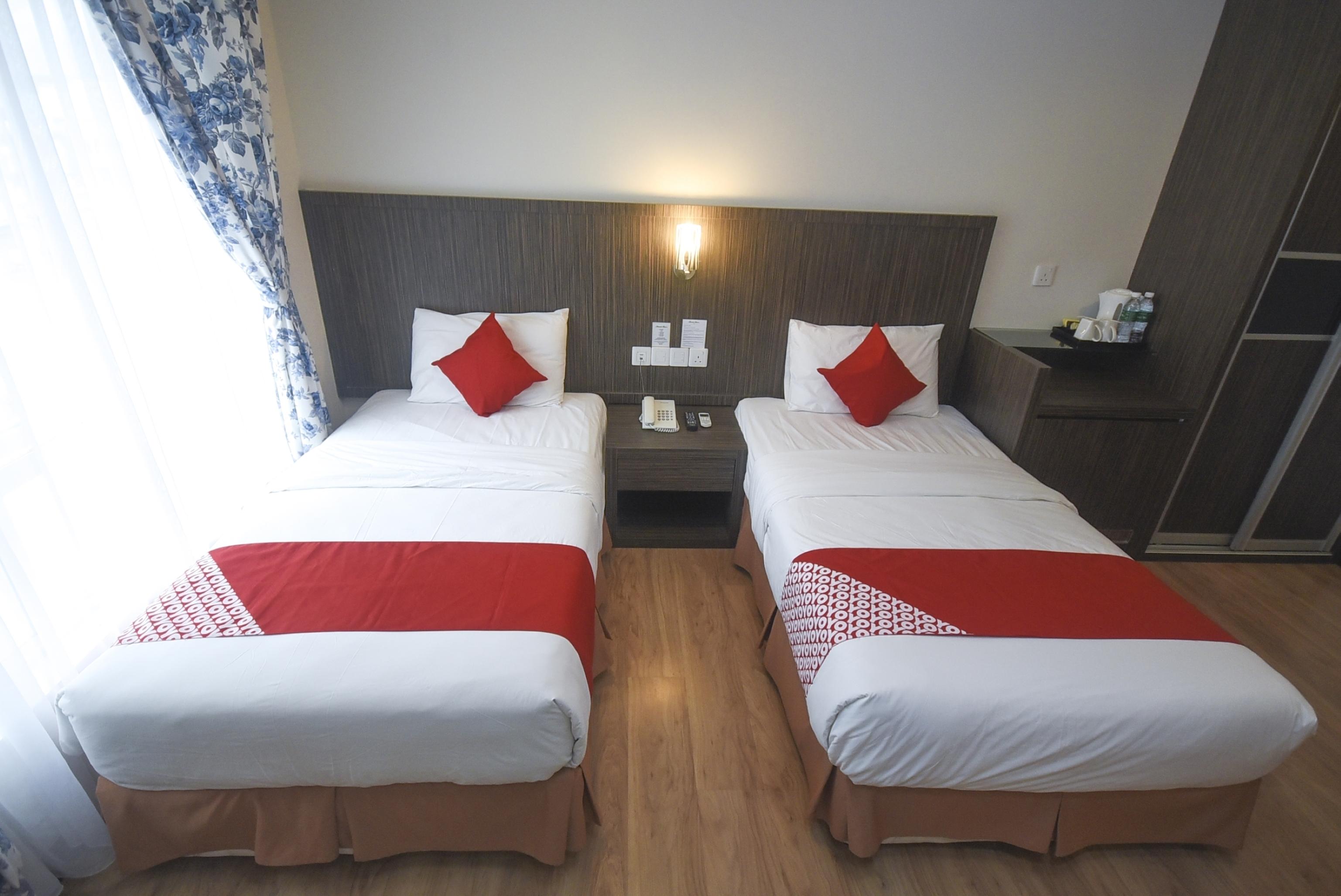 Super Oyo 985 Hotel Nur Мірі Екстер'єр фото