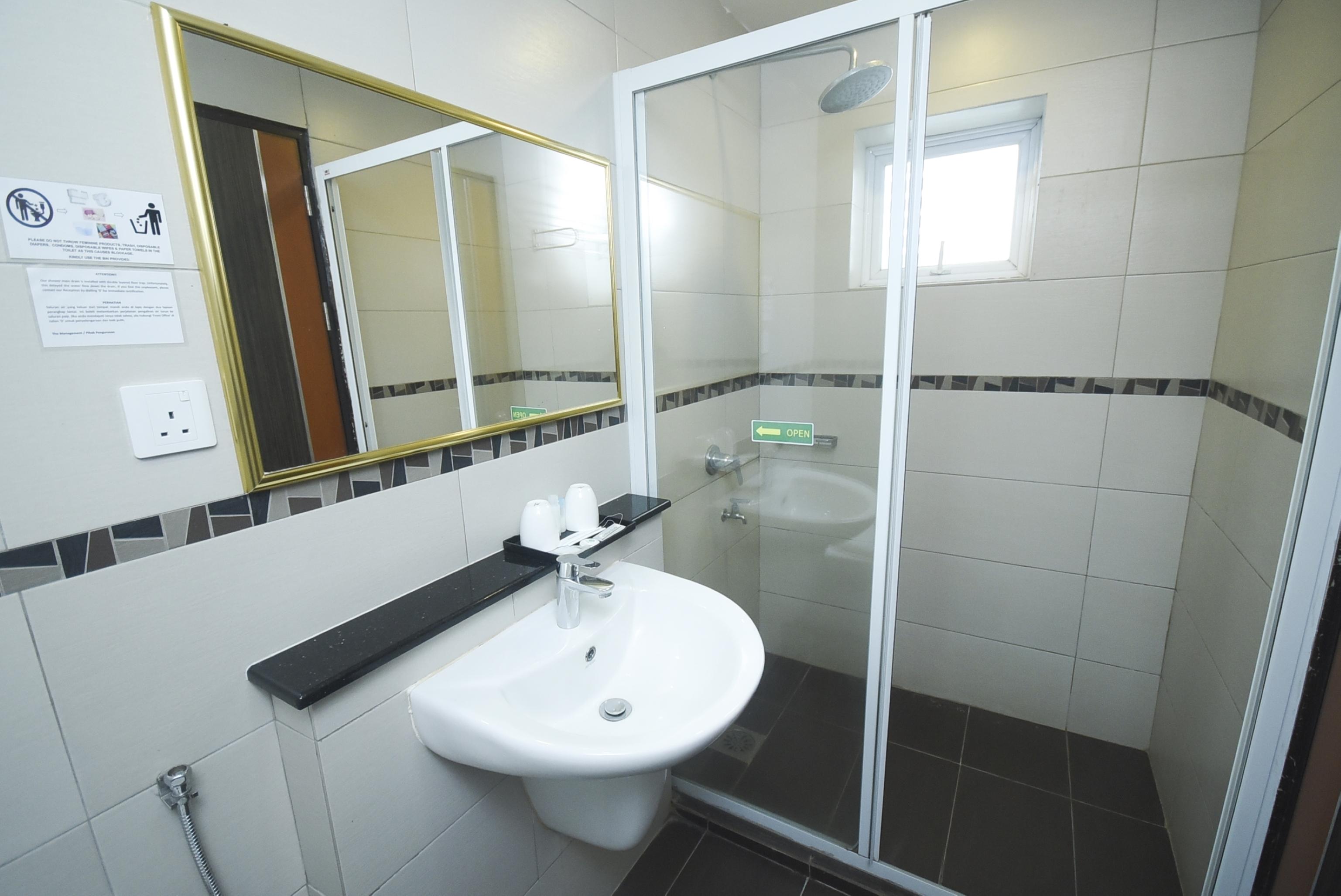 Super Oyo 985 Hotel Nur Мірі Екстер'єр фото