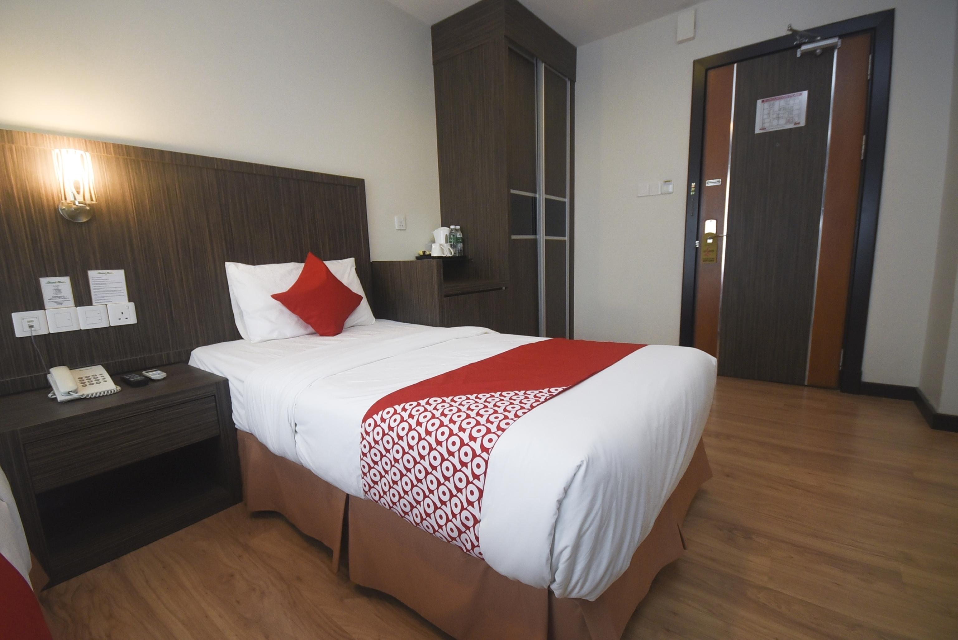 Super Oyo 985 Hotel Nur Мірі Екстер'єр фото