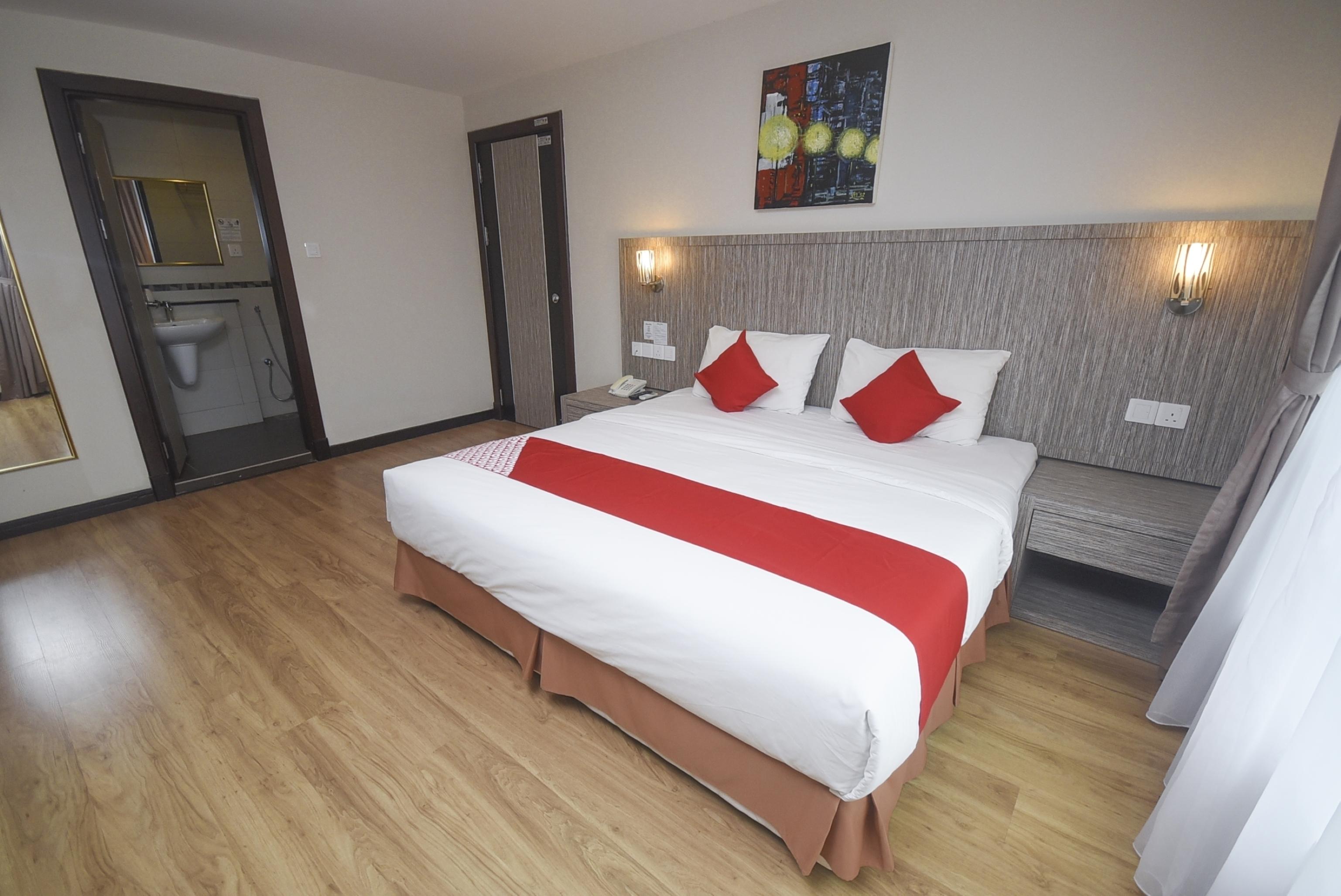 Super Oyo 985 Hotel Nur Мірі Екстер'єр фото