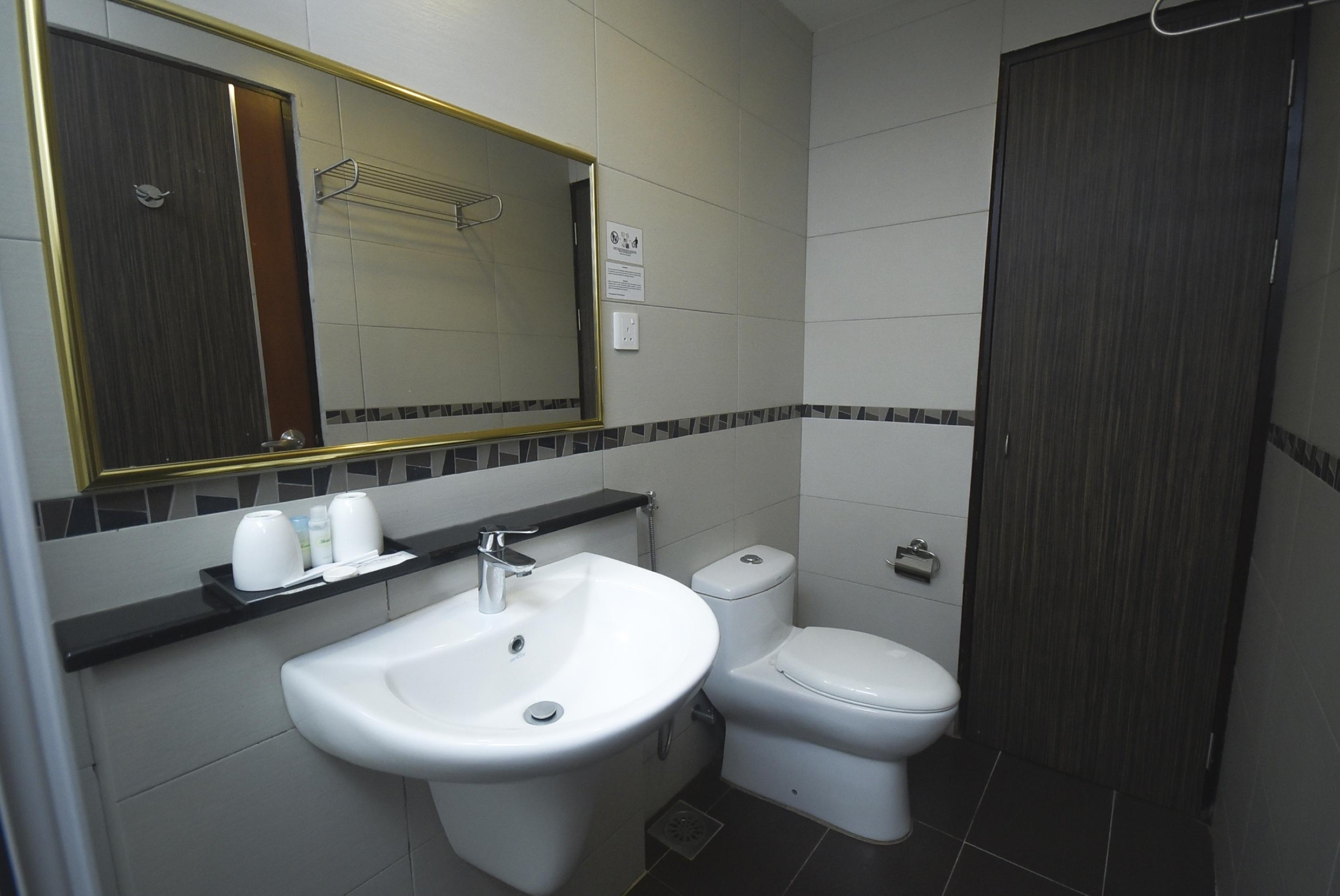 Super Oyo 985 Hotel Nur Мірі Екстер'єр фото