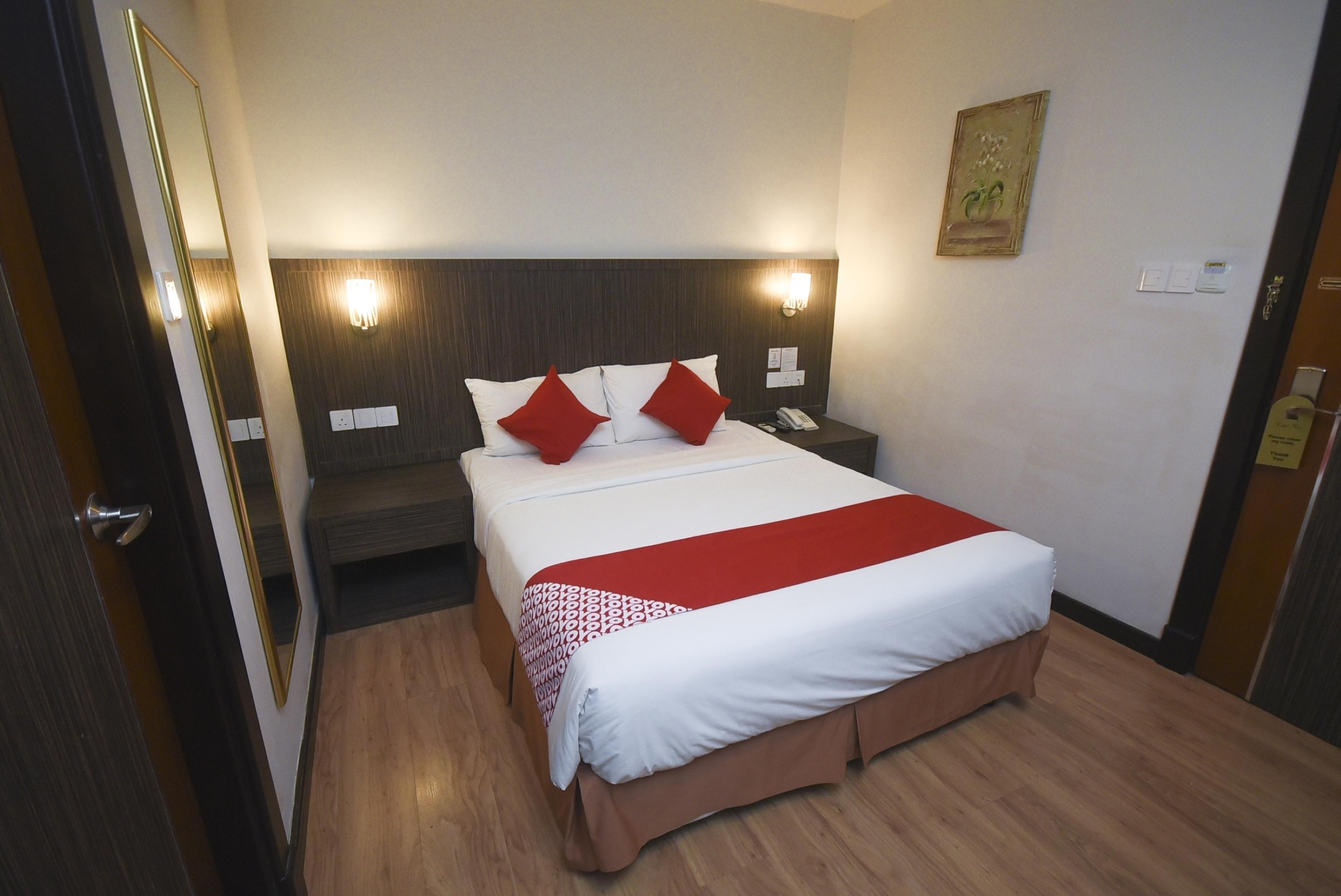 Super Oyo 985 Hotel Nur Мірі Екстер'єр фото