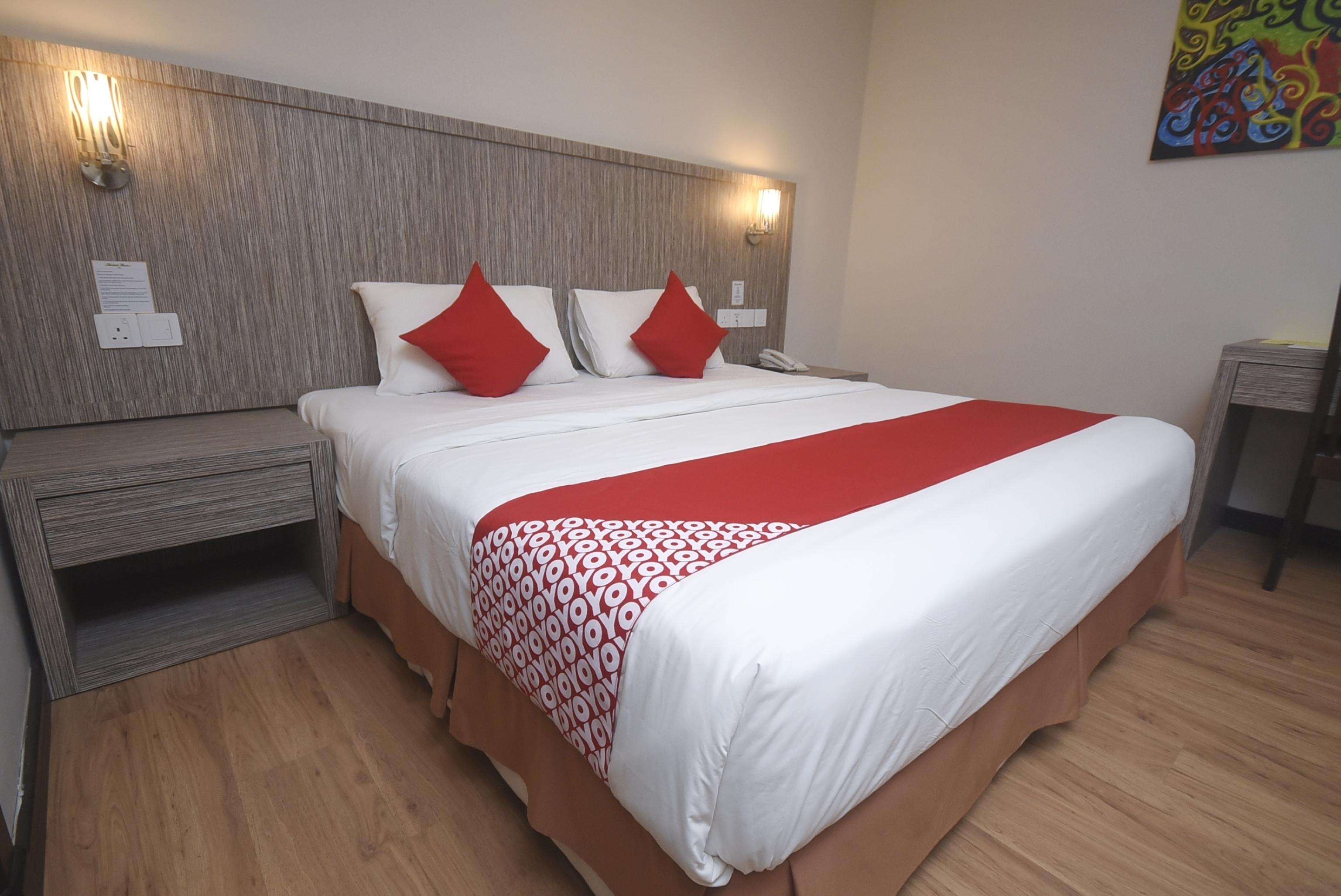 Super Oyo 985 Hotel Nur Мірі Екстер'єр фото