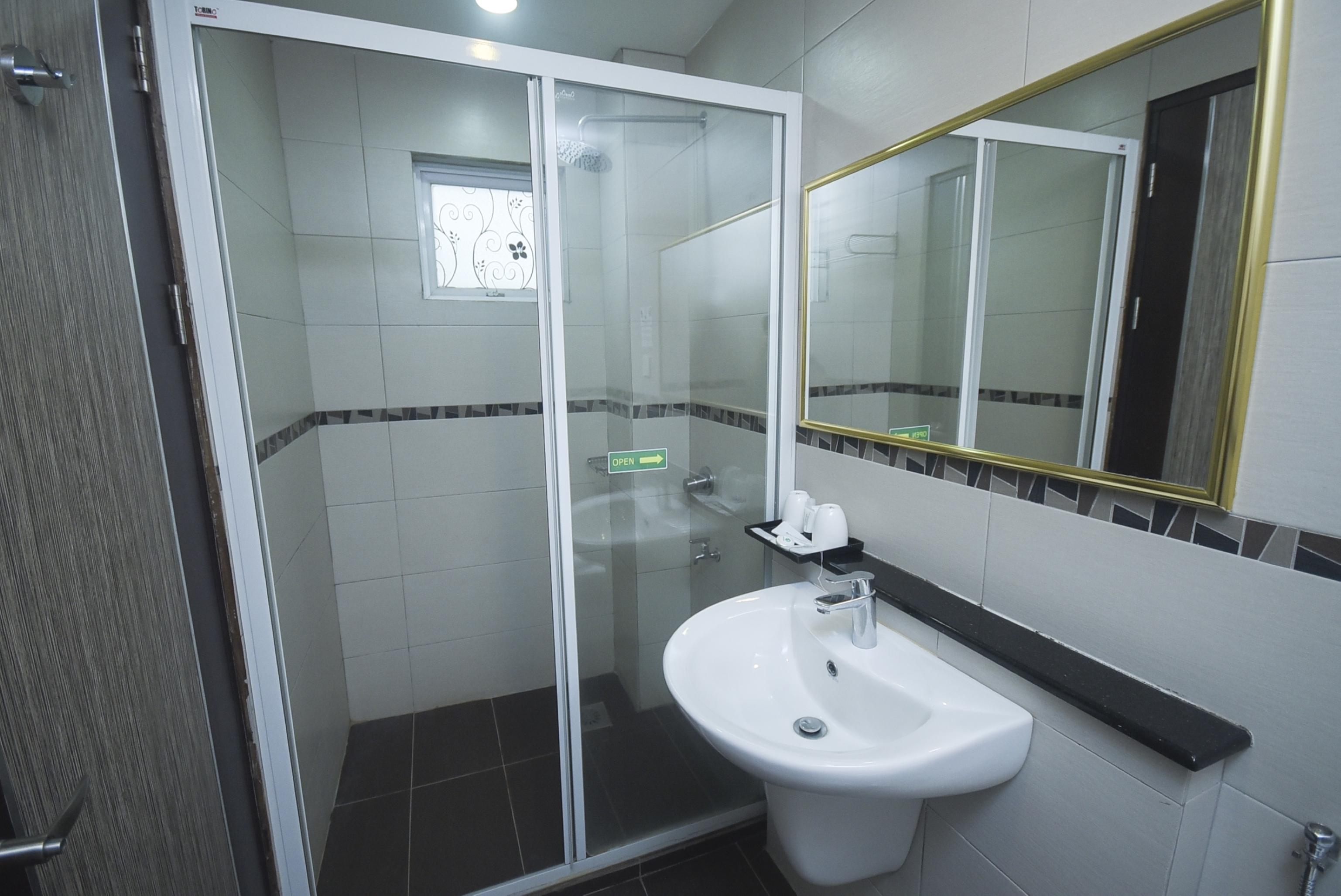 Super Oyo 985 Hotel Nur Мірі Екстер'єр фото