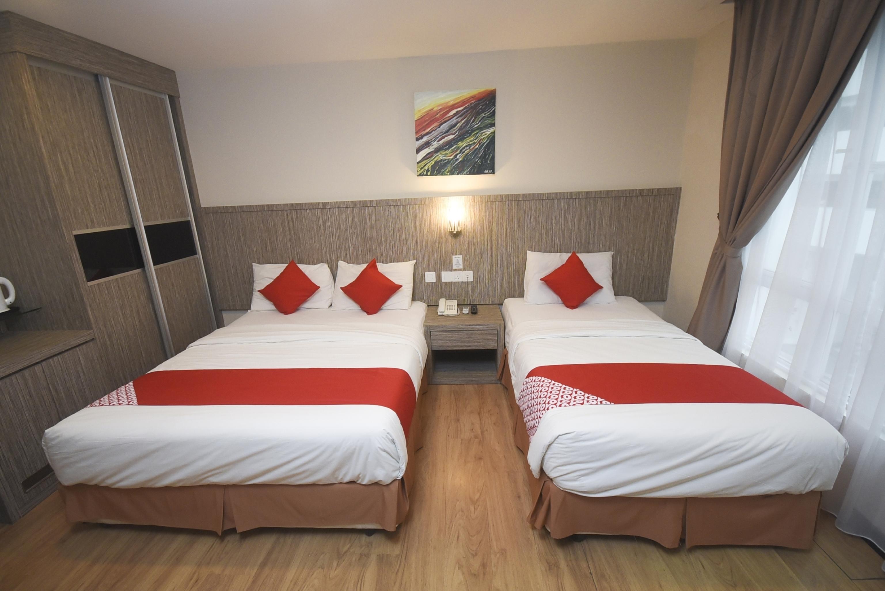 Super Oyo 985 Hotel Nur Мірі Екстер'єр фото