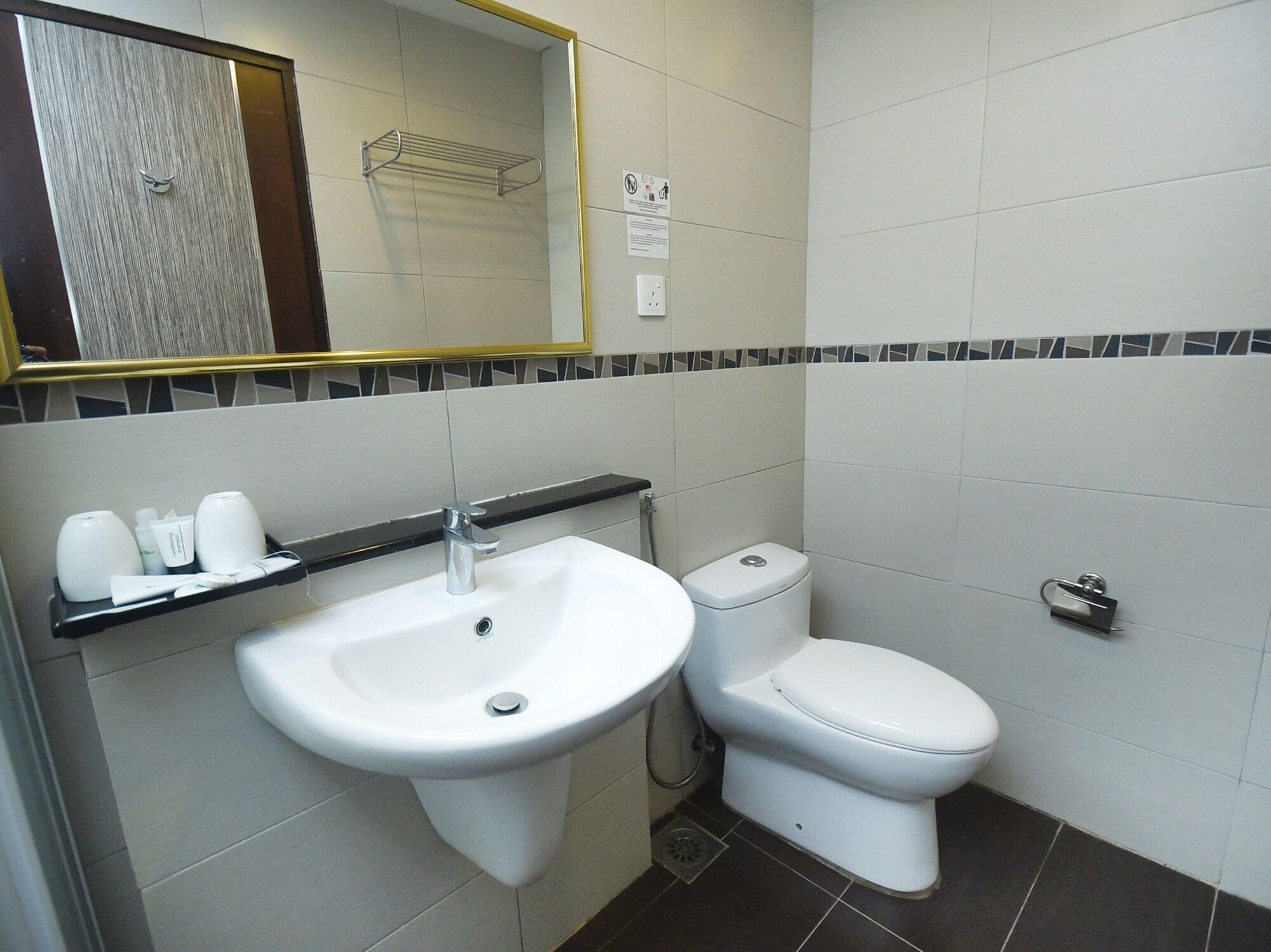 Super Oyo 985 Hotel Nur Мірі Екстер'єр фото