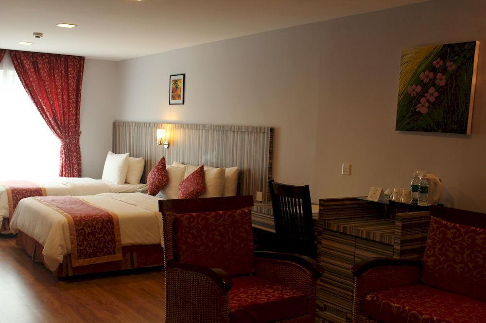 Super Oyo 985 Hotel Nur Мірі Екстер'єр фото