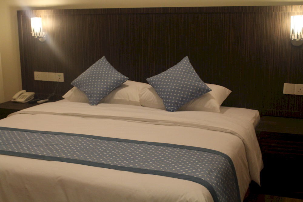 Super Oyo 985 Hotel Nur Мірі Екстер'єр фото