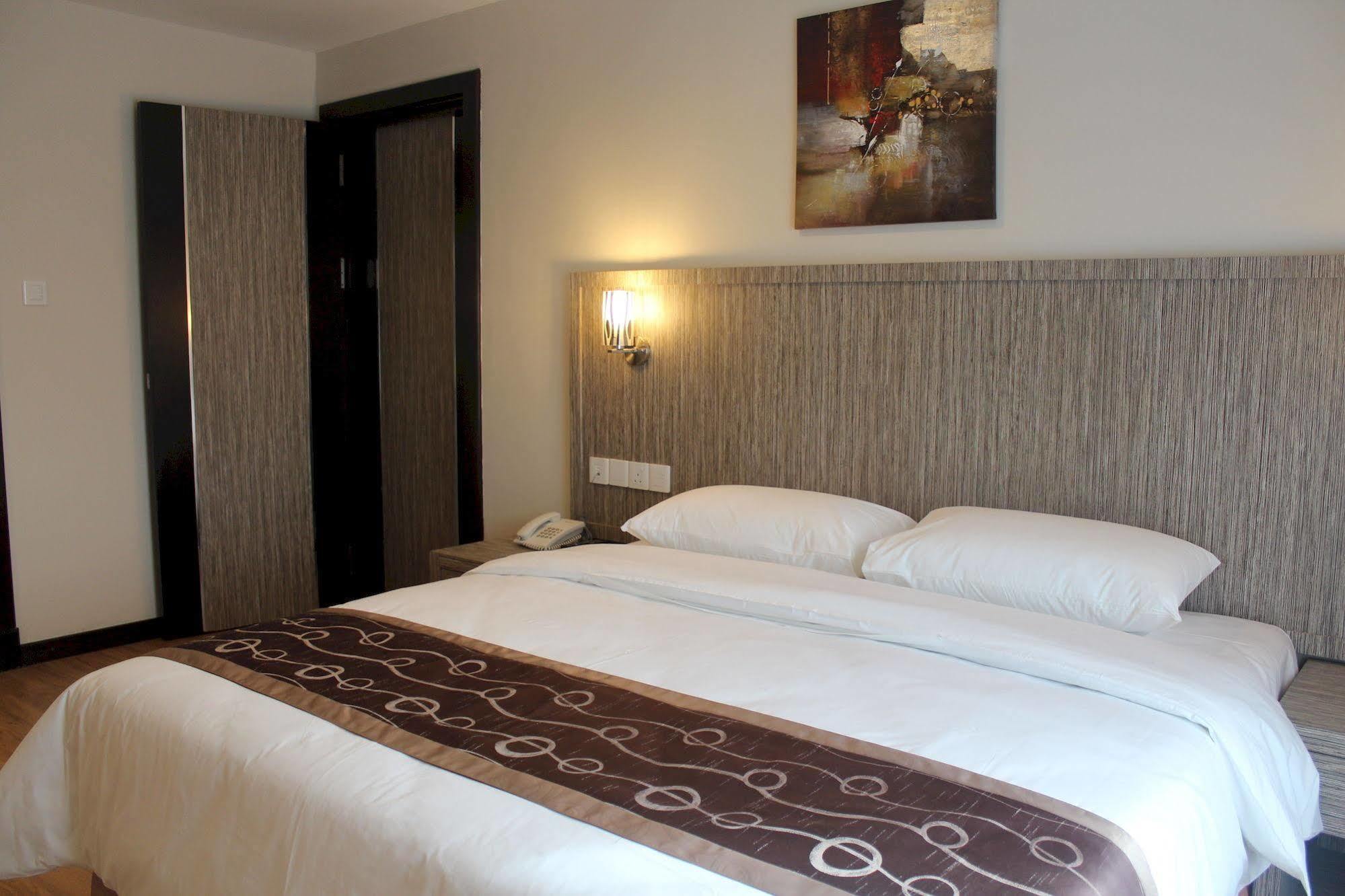 Super Oyo 985 Hotel Nur Мірі Екстер'єр фото