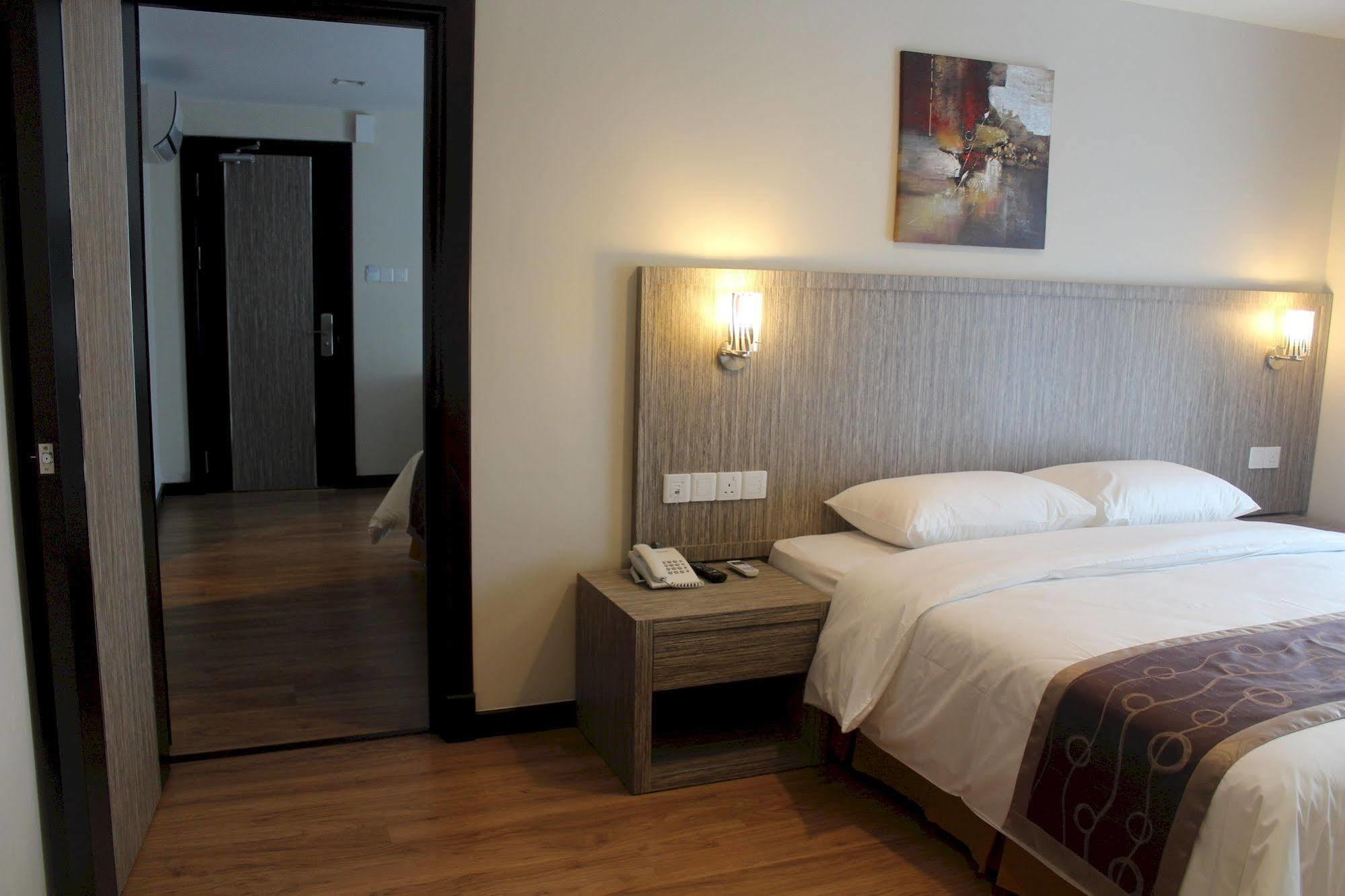 Super Oyo 985 Hotel Nur Мірі Екстер'єр фото