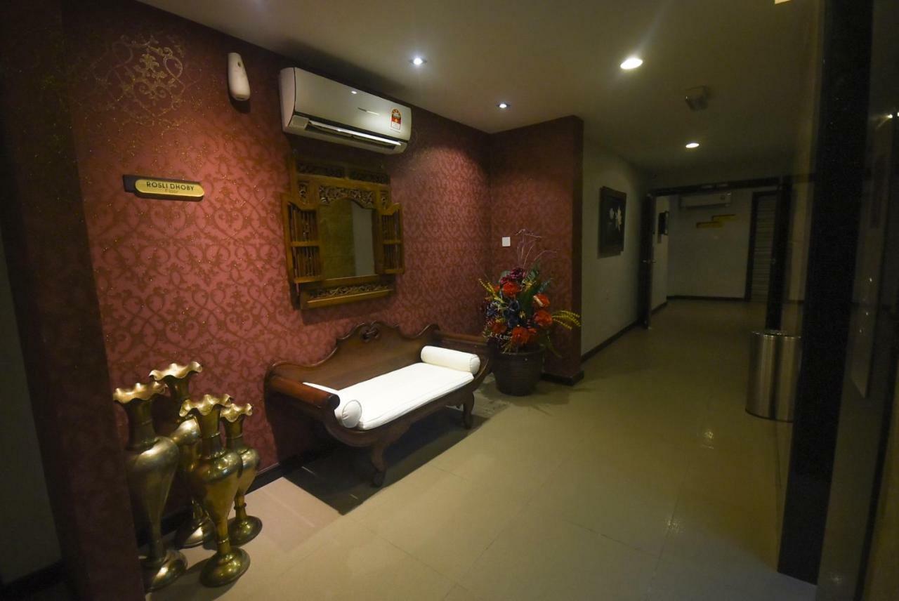 Super Oyo 985 Hotel Nur Мірі Екстер'єр фото
