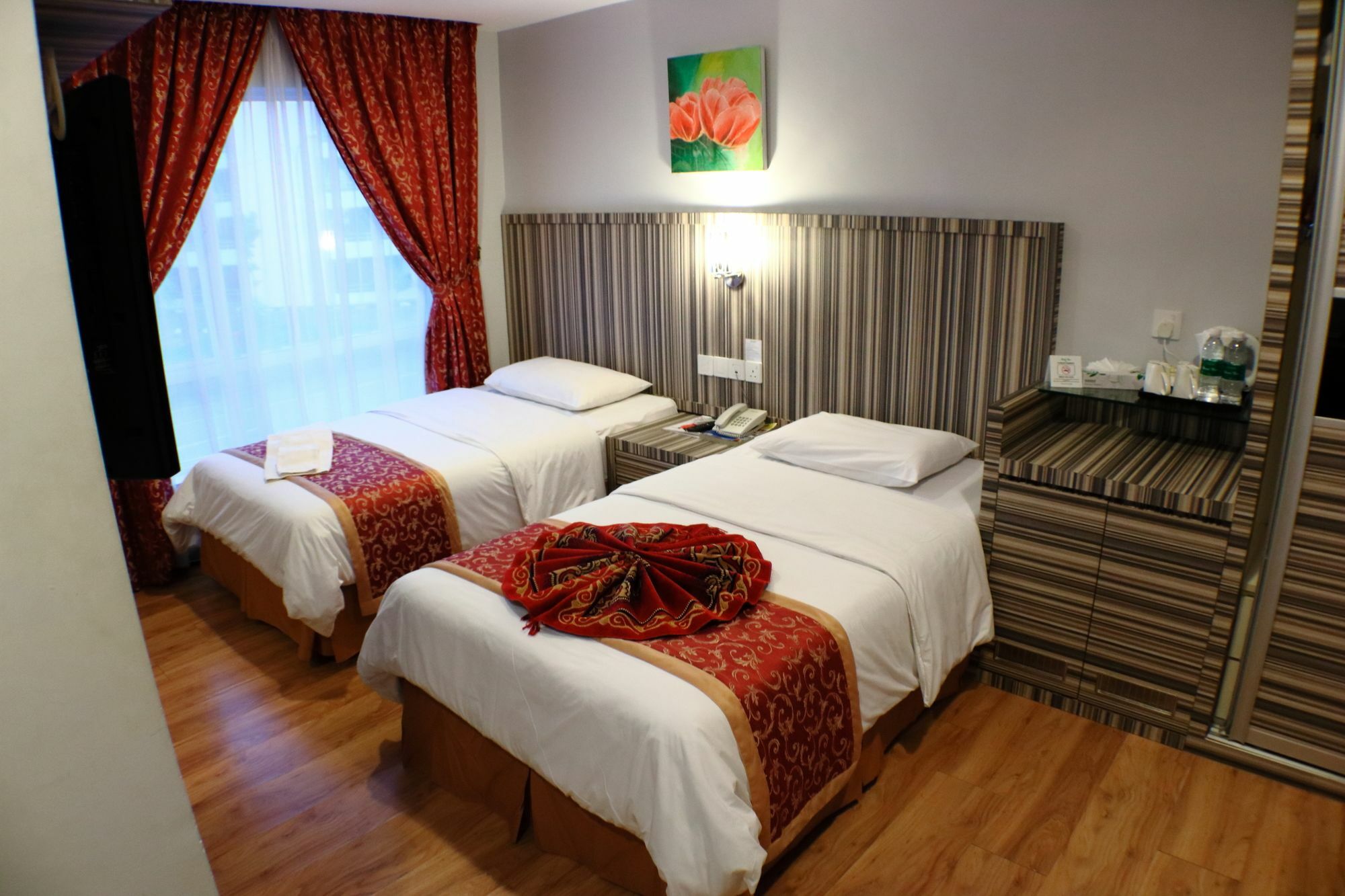 Super Oyo 985 Hotel Nur Мірі Екстер'єр фото