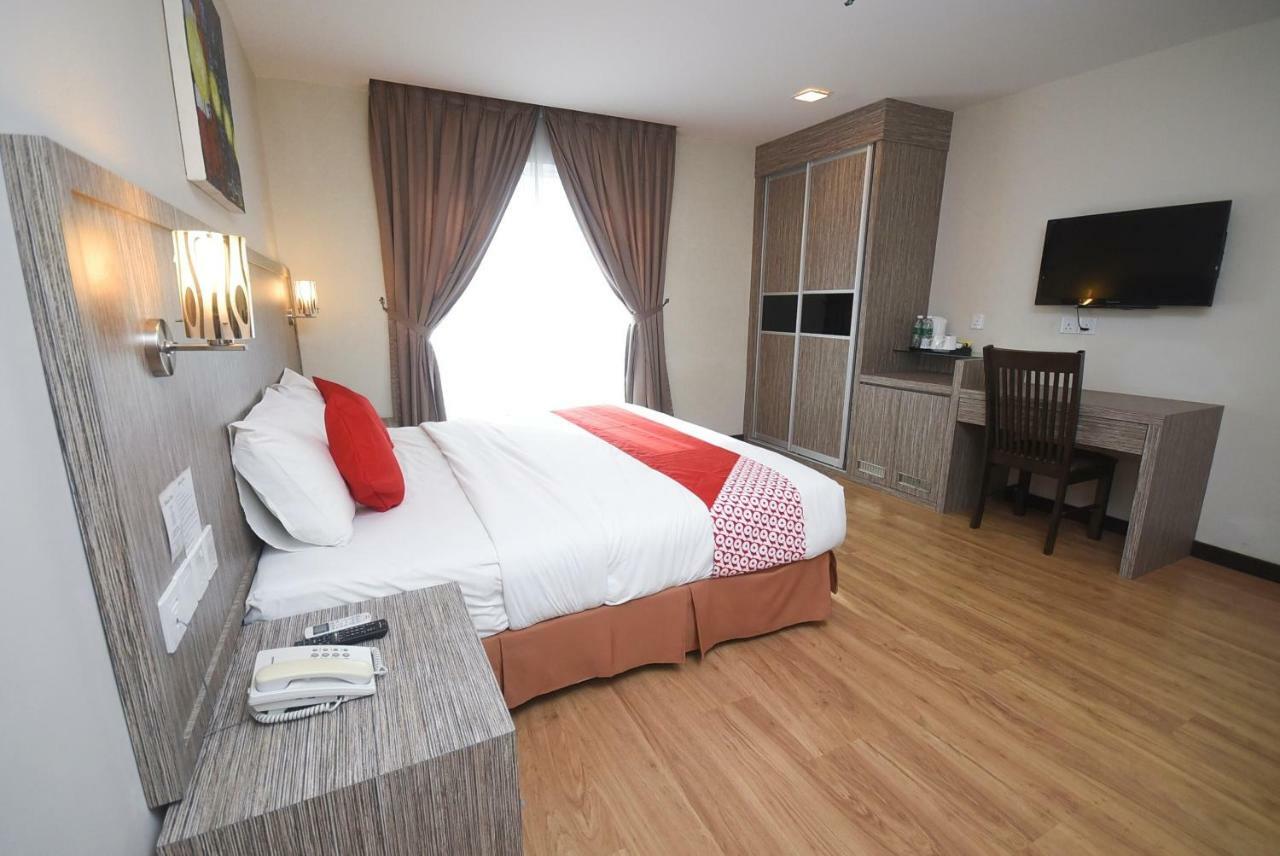 Super Oyo 985 Hotel Nur Мірі Екстер'єр фото