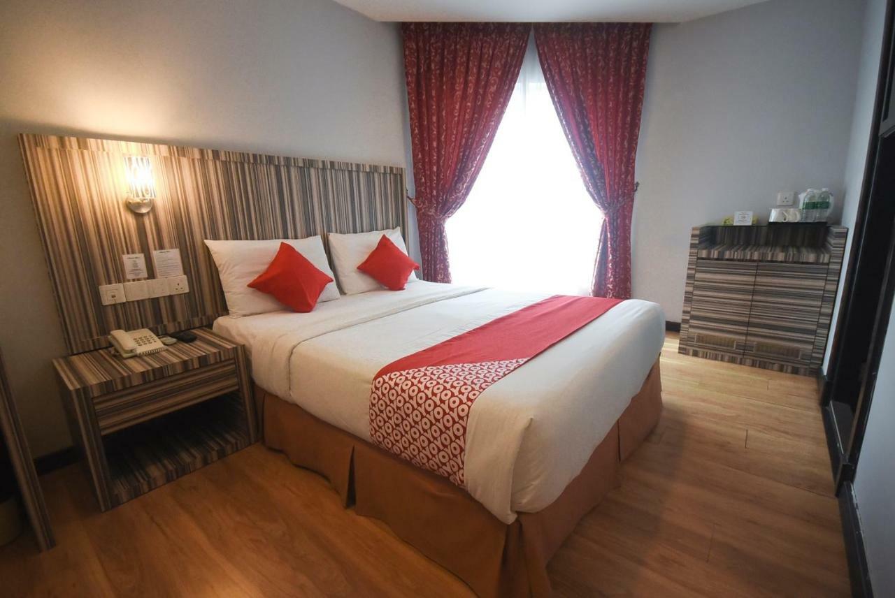 Super Oyo 985 Hotel Nur Мірі Екстер'єр фото